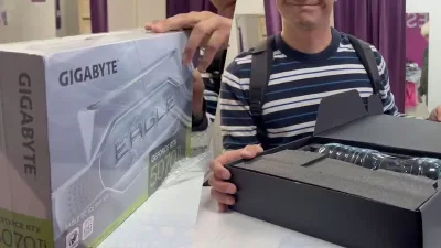 Mua card đồ họa RTX 5070 Ti, game thủ bất ngờ nhận về chai nước