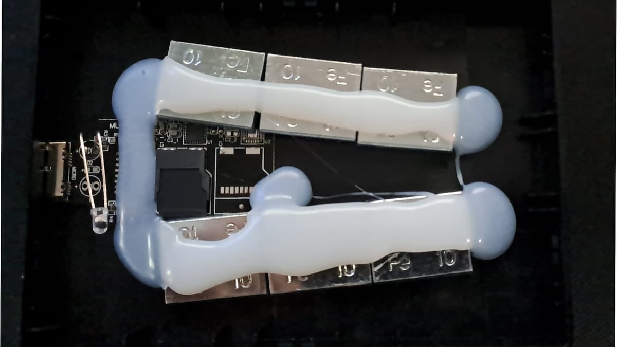 Ảnh minh họa — Reddit user mua ổ cứng giả trên eBay chỉ để tố cáo kẻ lừa đảo — hàng giả 16TB lộ diện với microSD và đồ trá hì